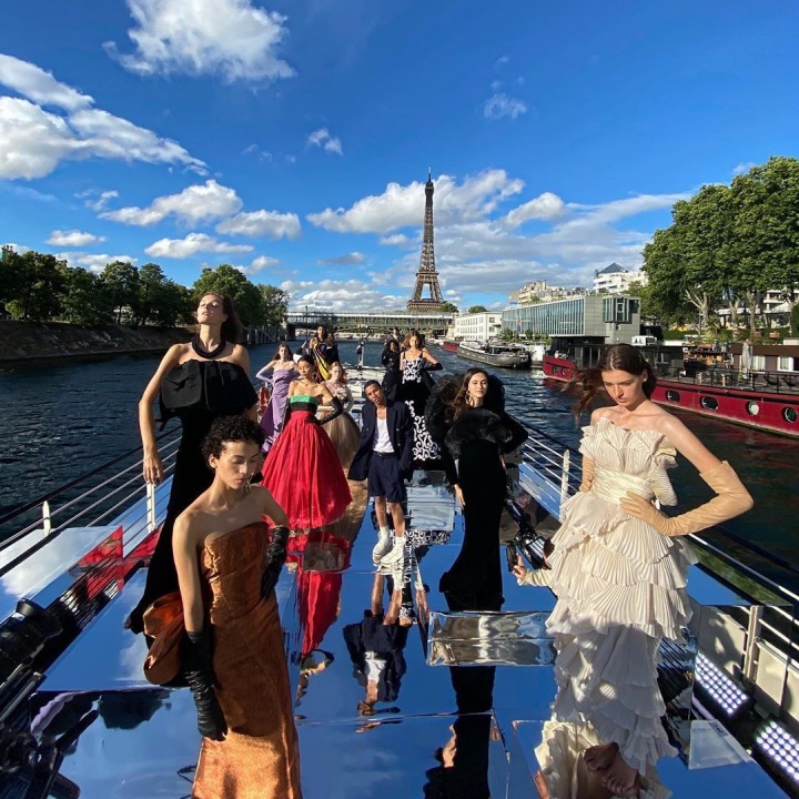 Modelky v šatech Balmain Haute Couture Fall 2020 na Seině Modelky v šatech Balmain Haute Couture Fall 2020 na Seině