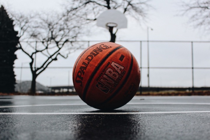 Basketbalový míč na venkovním hřišti v Milwaukee Basketbalový míč na venkovním hřišti v Milwaukee