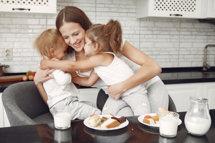 Žena snídá se svými dětmi