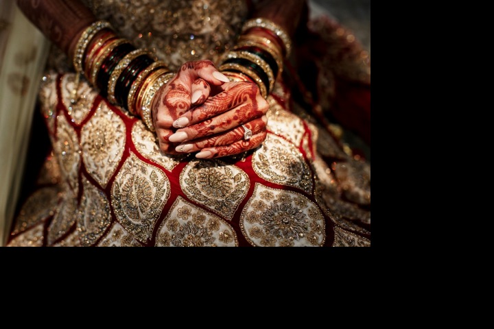 Ruce zdobené šperky