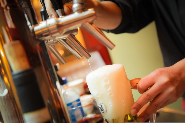 Umírněná spotřeba piva předchází demenci, tvrdí vědci