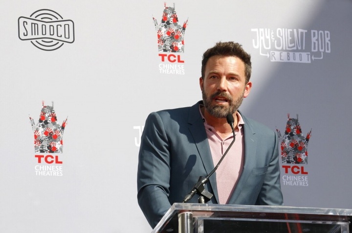 Ben Affleck si také rád zakouří 