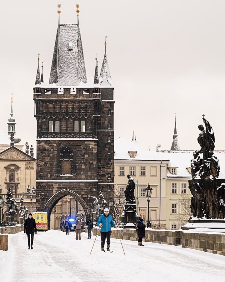 Běžkař na Karlově mostě. 