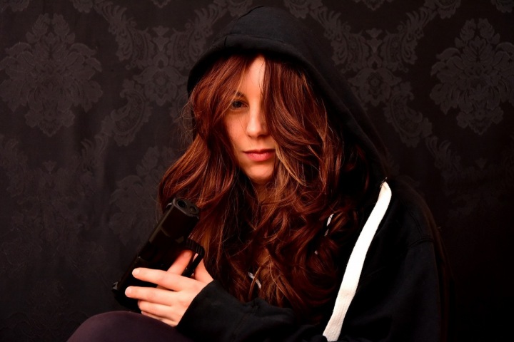 Mladá dívka v černém.