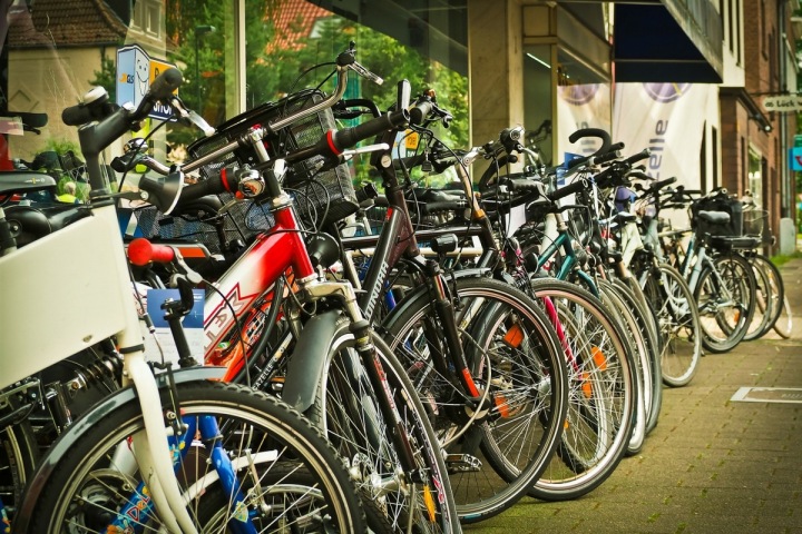 Obchody s cyklistickým zbožím mají žně. Obchody s cyklistickým zbožím mají žně.