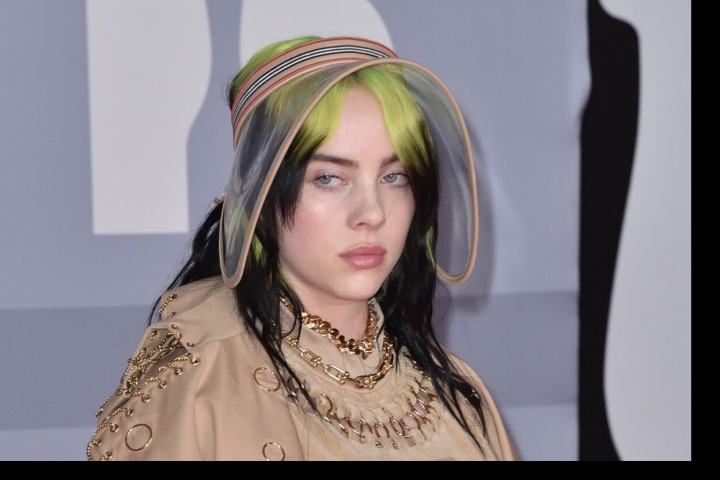 Billie Eilish v transparentním kšiltu Billie Eilish v transparentním kšiltu