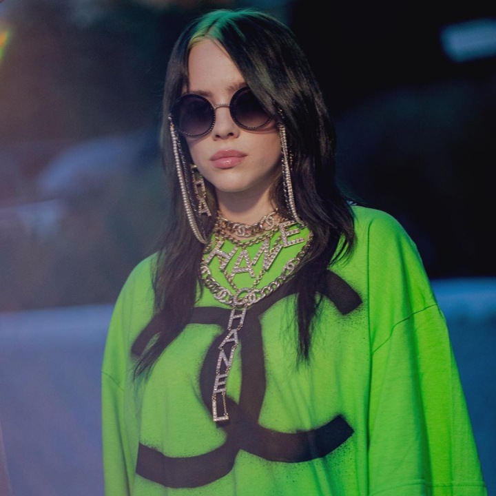 Billie Eilish v zeleném topu Billie Eilish v zeleném topu