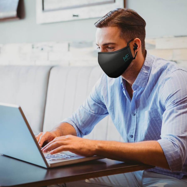 S maskou můžete i telefonovat. S maskou můžete i telefonovat.