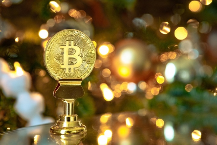Znázornění kryptoměny Bitcoin ve formě mince Znázornění kryptoměny Bitcoin ve formě mince