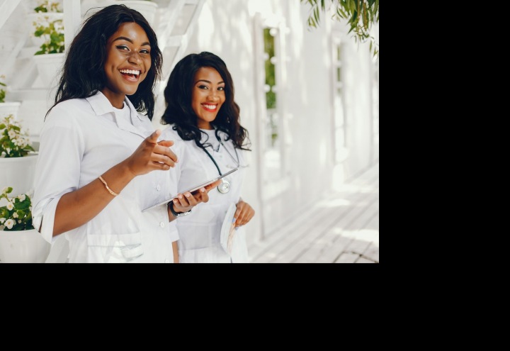 Na obrázku jsou lékařky černé pleti