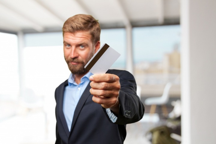 Businessman nabízející kreditní kartu Businessman nabízející kreditní kartu