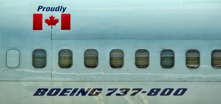 Boeing 737-800 na letišti v kanadském Torontu Boeing 737-800 na letišti v kanadském Torontu