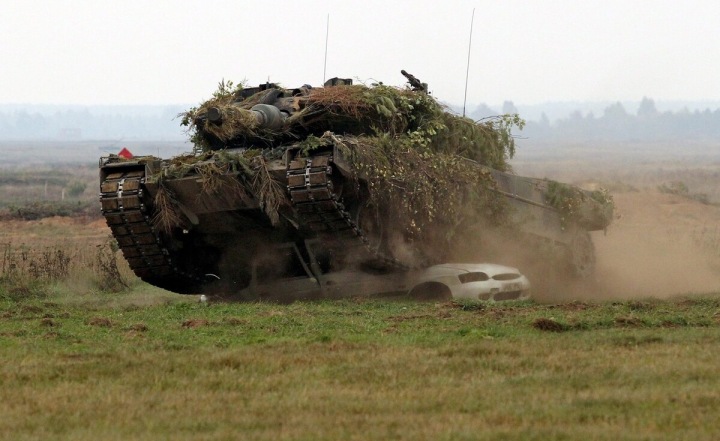 Bitevní tank "Leopard 2" rozdrtil auto během vojenského cvičení 