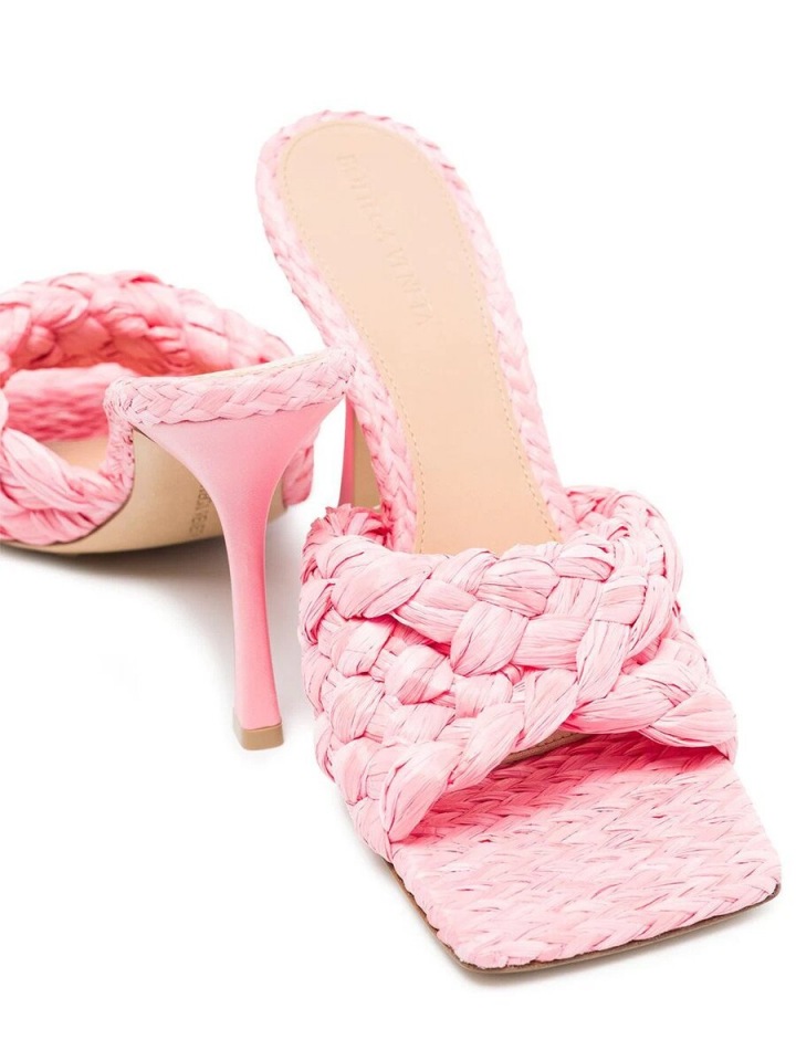 Pantofle od značky Bottega Veneta. Pantofle od značky Bottega Veneta.