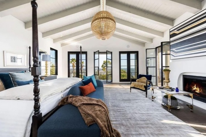 Hlavní ložnice vsází na jednoduchý design