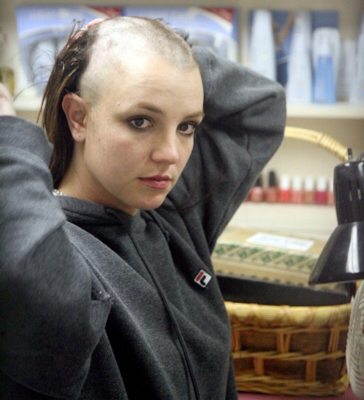 Britney Spears si na veřejnosti oholila hlavu úplně do hola Britney Spears si na veřejnosti oholila hlavu úplně do hola