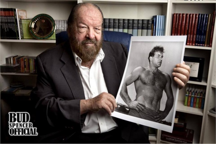 Bud Spencer s fotografií sebe sama za mlada. Bud Spencer s fotografií sebe sama za mlada.