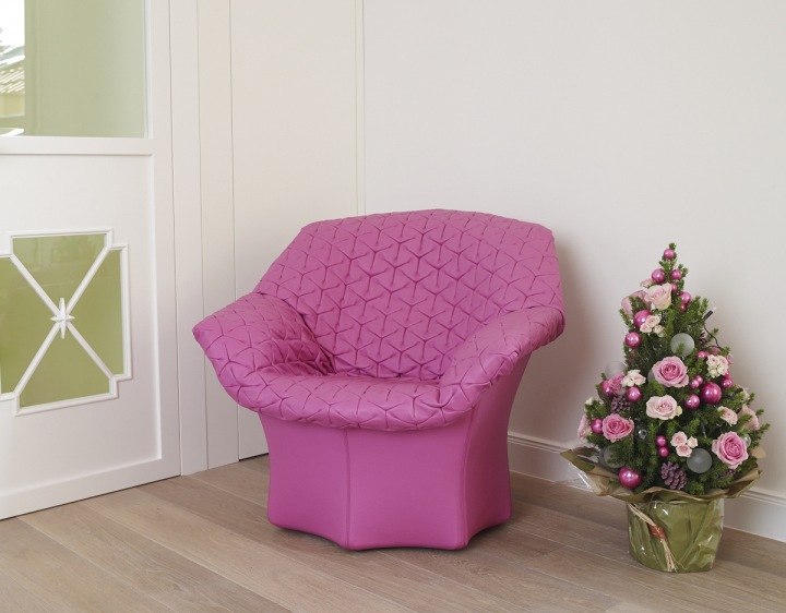 Růžové křeslo