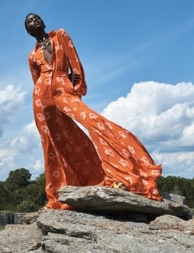 Žena v oranžovém květovaném overalu Žena v oranžovém květovaném overalu