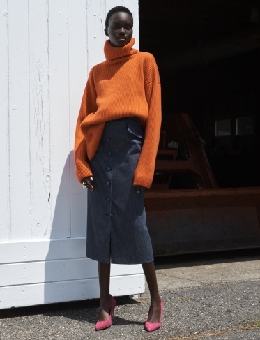 Oranžový oversize svetr a modrá sukně Oranžový oversize svetr a modrá sukně
