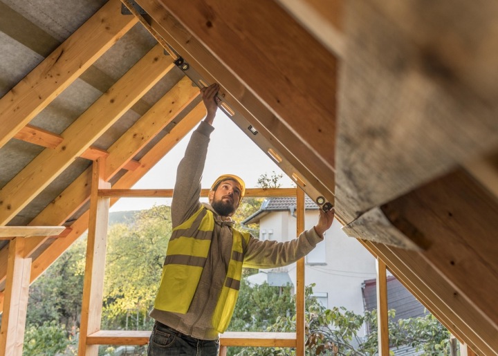 Mug stavící dům z přírodních materiálů Mug stavící dům z přírodních materiálů