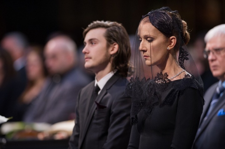 Celine Dion se synem na pohřbu. Celine Dion se synem na pohřbu.
