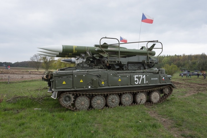 Bojový tank s českými vlajkami Bojový tank s českými vlajkami