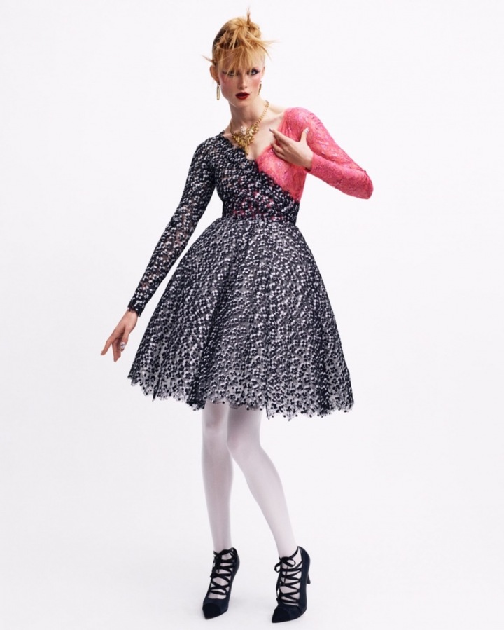 Žena v šatech Chanel Haute Couture Fall 2020 Žena v šatech Chanel Haute Couture Fall 2020