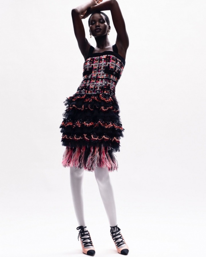 Žena v barevných šatech Chanel Haute Couture Fall 2020 Žena v barevných šatech Chanel Haute Couture Fall 2020