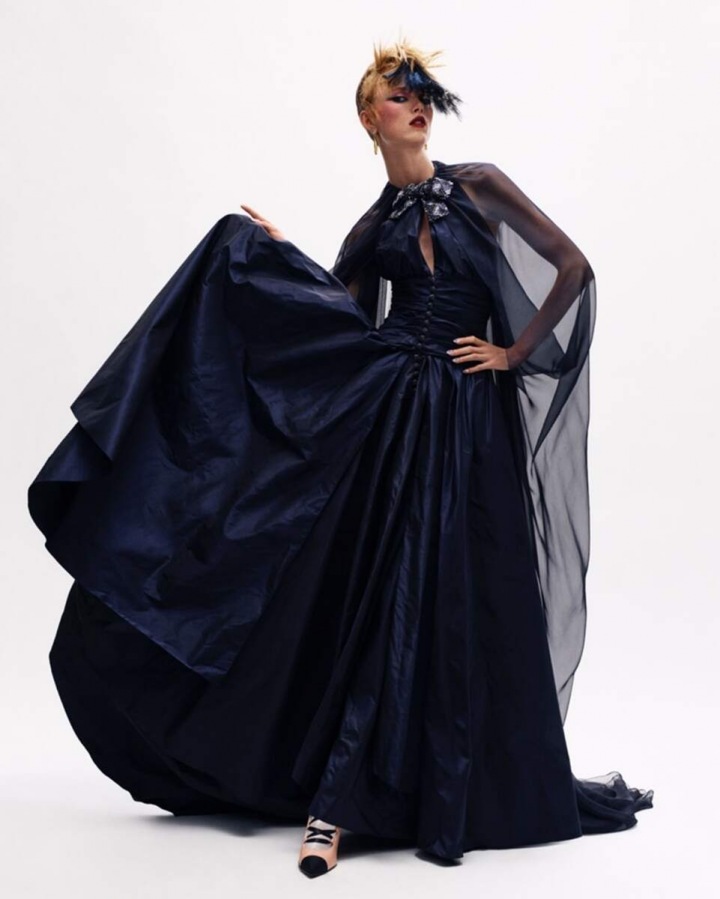 Žena v modrých šatech Chanel Haute Couture Fall 2020 Žena v modrých šatech Chanel Haute Couture Fall 2020