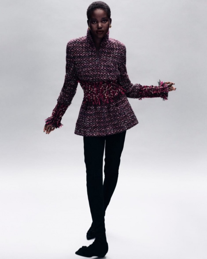 Žena v modelu Chanel Haute Couture Fall 2020