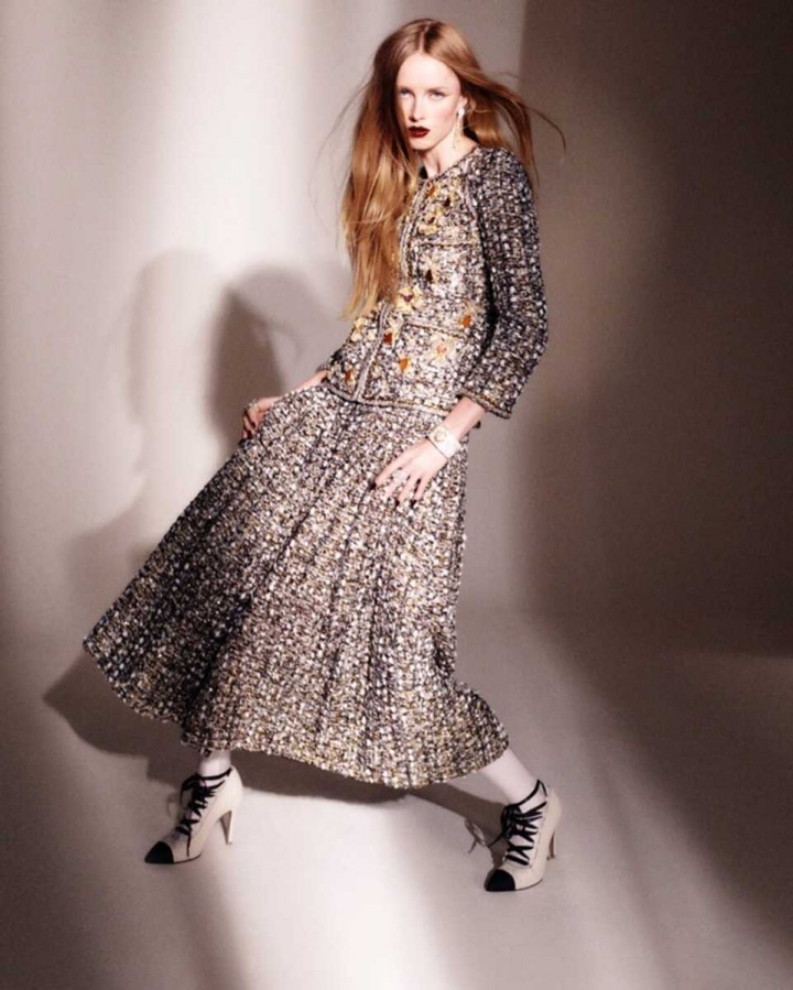 Žena v kostýmu Chanel Haute Couture Fall 2020 Žena v kostýmu Chanel Haute Couture Fall 2020