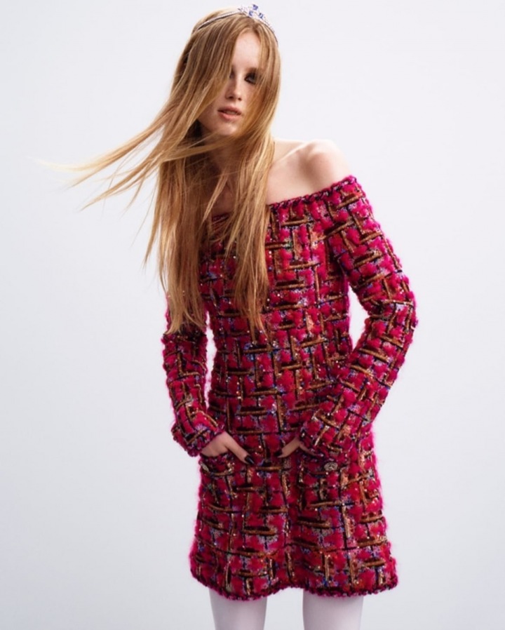 Žena v červených šatech Chanel Haute Couture Fall 2020 Žena v červených šatech Chanel Haute Couture Fall 2020