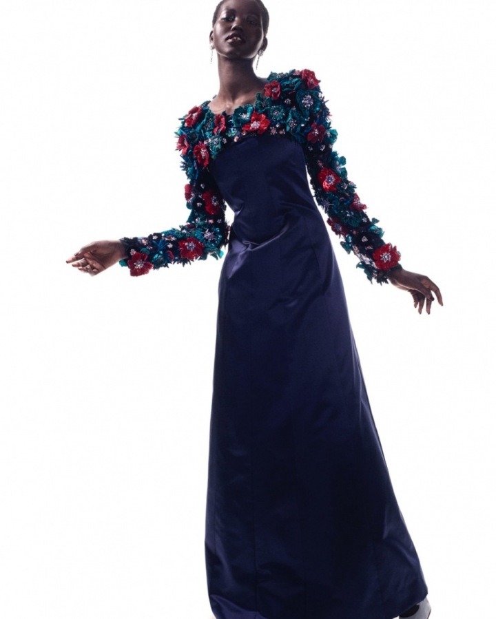 Žena v modrých šatech Chanel Haute Couture Fall 2020 Žena v modrých šatech Chanel Haute Couture Fall 2020
