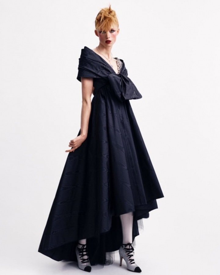 Žena v modrých šatech Chanel Haute Couture Fall 2020