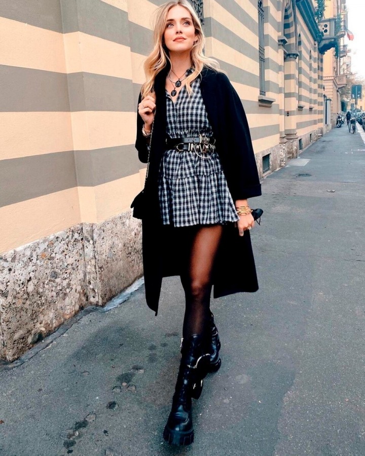 Chiara Ferragni v černém outfitu. Chiara Ferragni v černém outfitu.