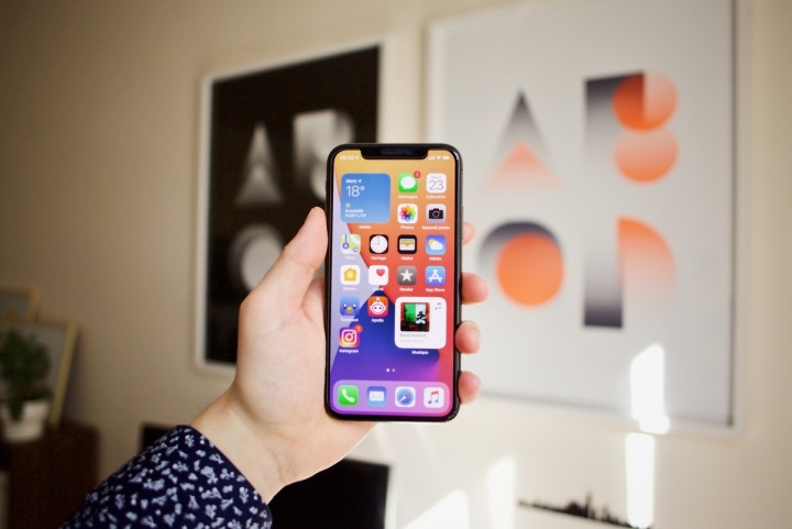 Chytrý telefon Apple iPhone s operačním systémem iOs Chytrý telefon Apple iPhone s operačním systémem iOs