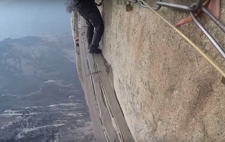 Mount Hua v Číně patří k nejnebezpečnějším místům vůbec. Mount Hua v Číně patří k nejnebezpečnějším místům vůbec.
