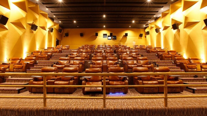 K službám, které Ciné de Chef poskytuje, patří parkování s obsluhou, soukromý výtah, eskortní služba a anglicky mluvící personál. K službám, které Ciné de Chef poskytuje, patří parkování s obsluhou, soukromý výtah, eskortní služba a anglicky mluvící personál.