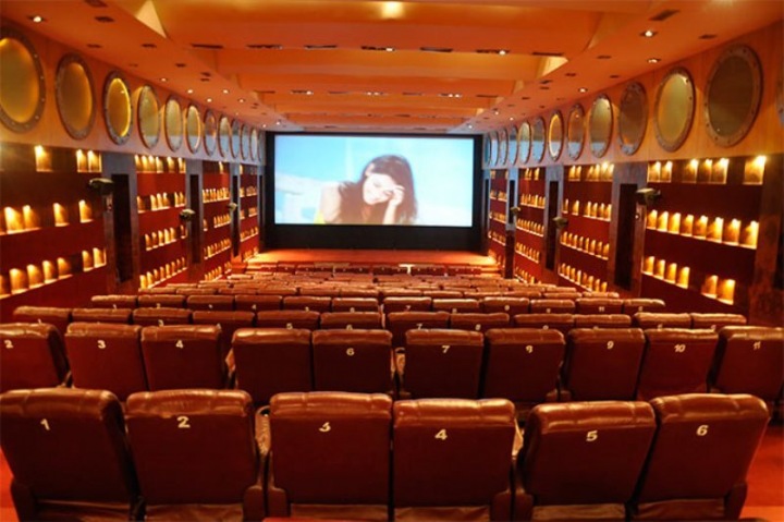 CineGold Plex - Tam, kde je luxus na prvním místě, je toto místo prvním pákistánským luxusním kinem Gold Class. Jedná se o nejmodernější multikino. CineGold Plex - Tam, kde je luxus na prvním místě, je toto místo prvním pákistánským luxusním kinem Gold Class. Jedná se o nejmodernější multikino.