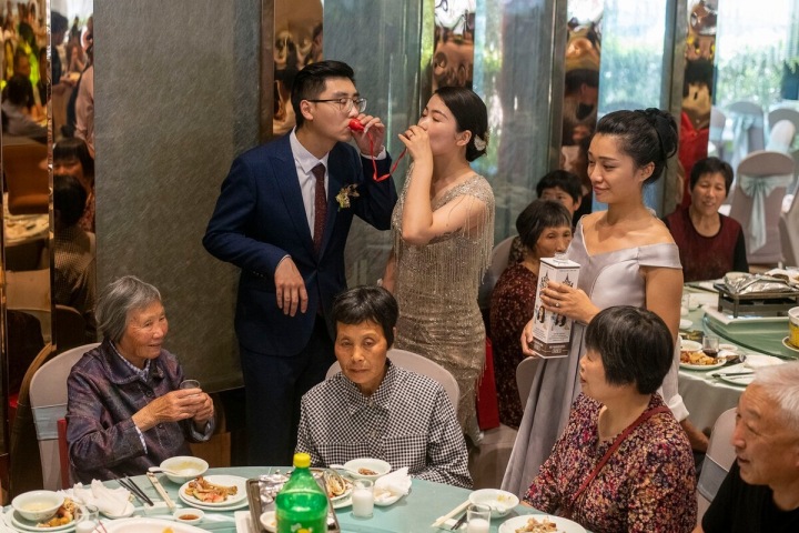 Novomanželé se věnují hostům