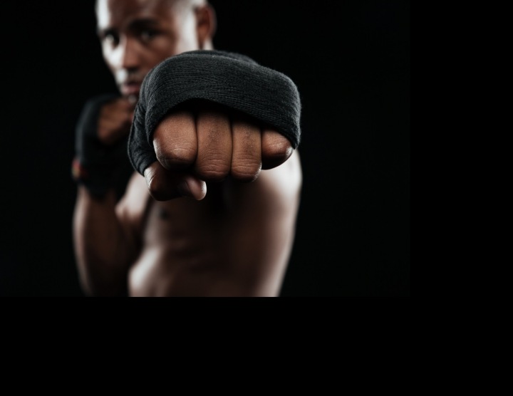 Na obrázku je muž černé pleti