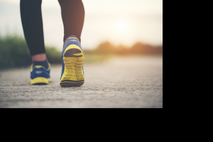 Na obrázku nohy v běhu v teniskách.