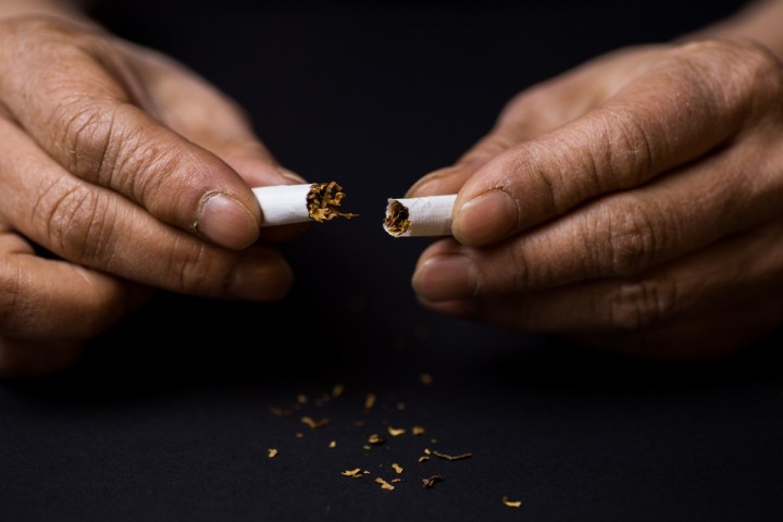 Muž se zlomenou cigaretou Muž se zlomenou cigaretou