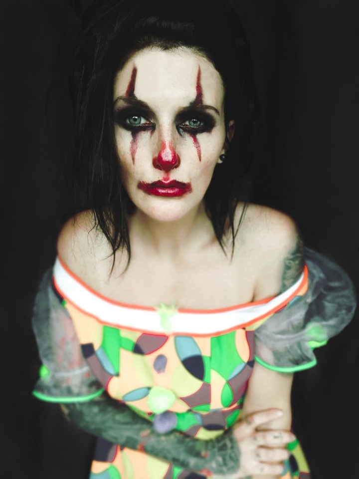Žena v děsivé masce klauna