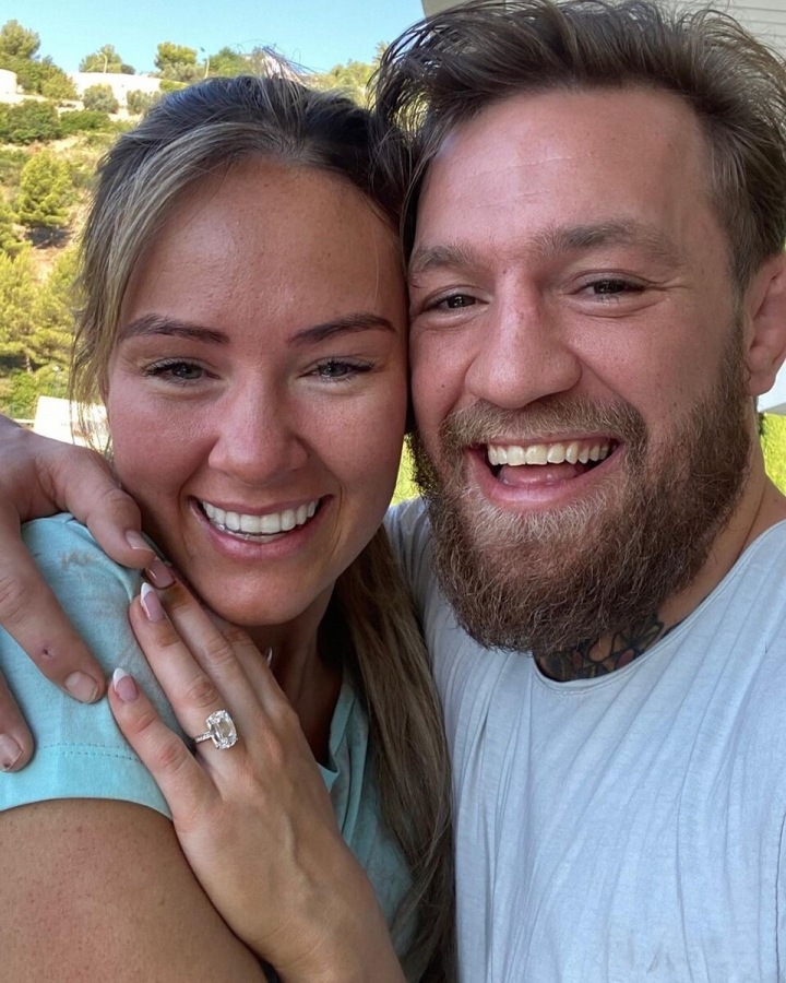 Conor McGregor a Dee Devlin. Na prstu její zásnubní prstýnek. Conor McGregor a Dee Devlin. Na prstu její zásnubní prstýnek.