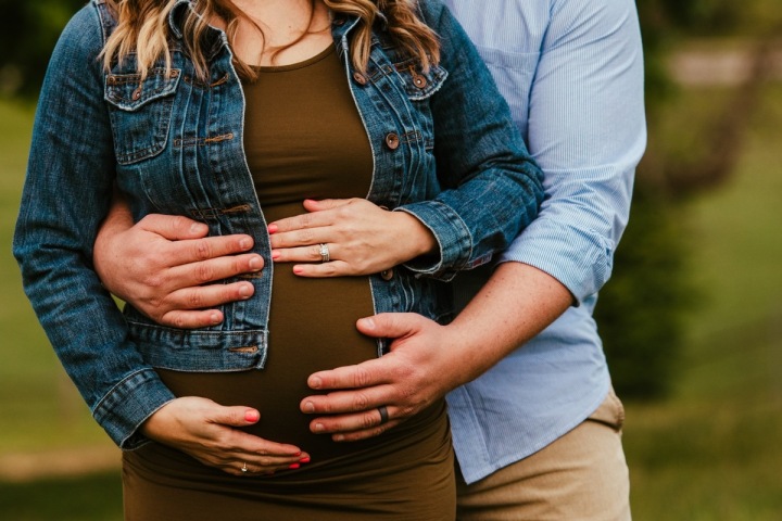 Mladí manželé v očekávání