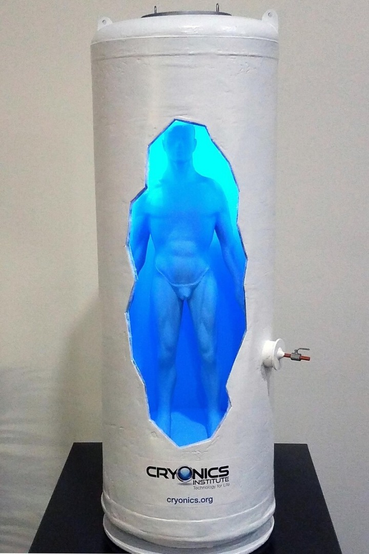 Kryonika uchovává lidské tělo při nízkých teplotách po smrti.