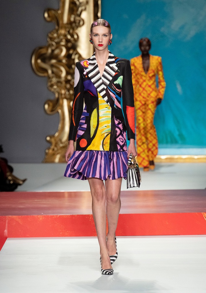 Dívka před zrcadlem