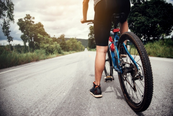 Cyklista se chystá na jízdu po silnici Cyklista se chystá na jízdu po silnici